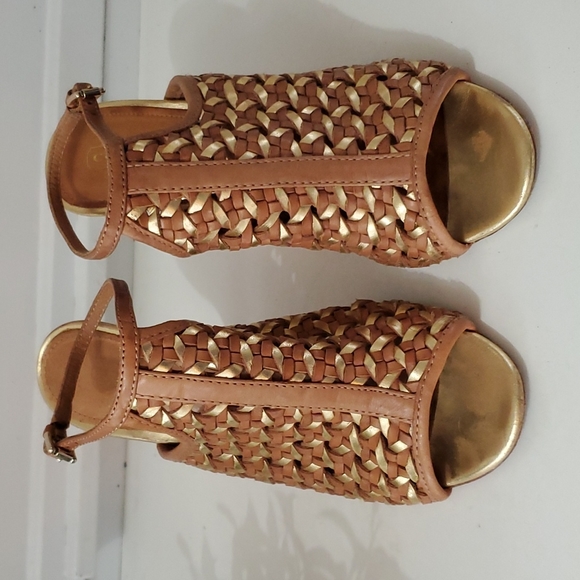 Coach Leela peep-toe sandal, leather, tan/gold EUC, sz 7.5 - Picture 2 of 7